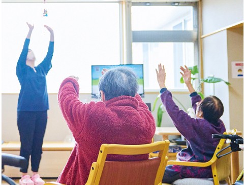 居間や食堂に隣接した宿泊室。昇降機付きベッドなどを完備しています