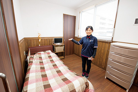 居間や食堂に隣接した宿泊室。昇降機付きベッドなどを完備しています